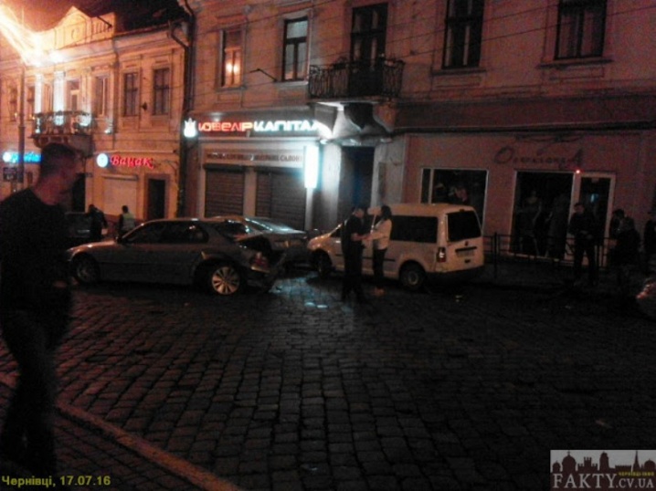 Пізнього вечора у центрі Чернівців сталася серйозна ДТП