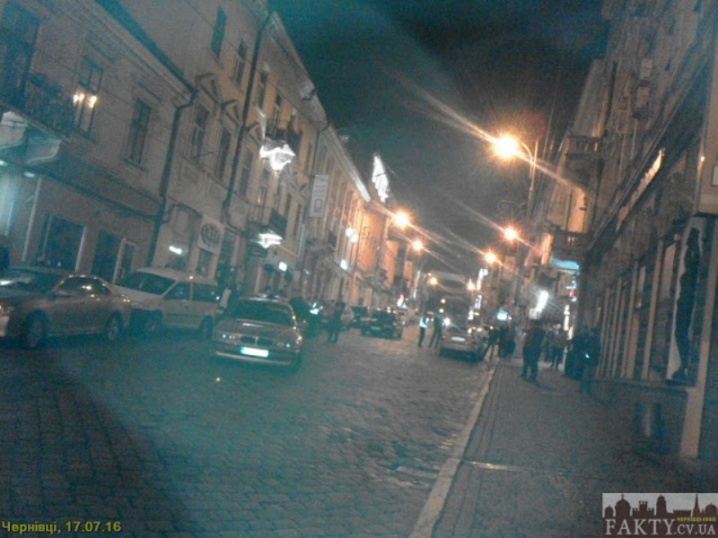 Пізнього вечора у центрі Чернівців сталася серйозна ДТП