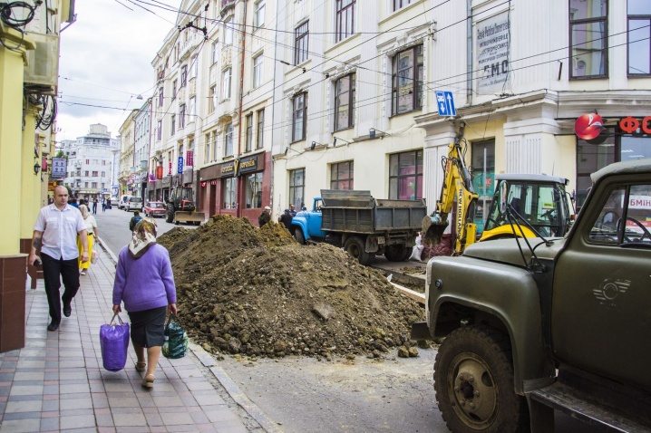 У центрі Чернівців комунальники пошкодили газову трубу, ремонтуючи каналізацію