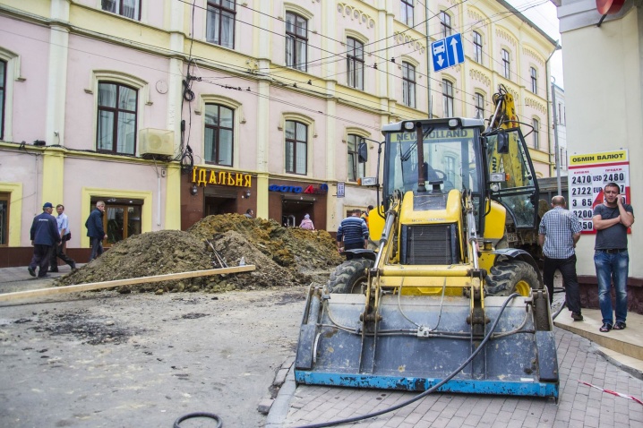 У центрі Чернівців комунальники пошкодили газову трубу, ремонтуючи каналізацію