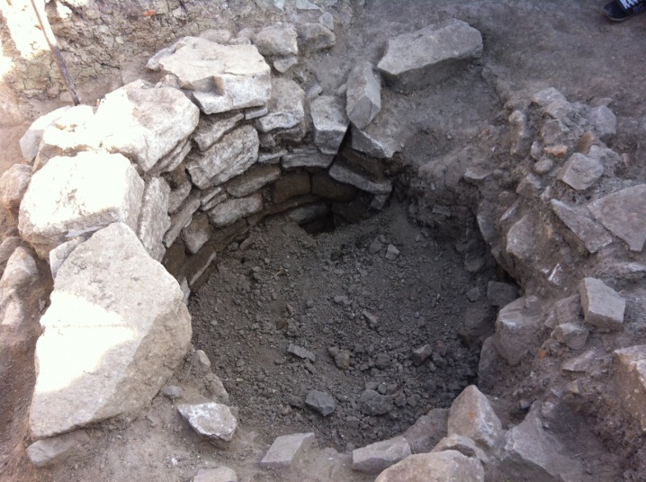 Студенти ЧНУ розкопали у Хотинській фортеці колодязь часів Османської імперії