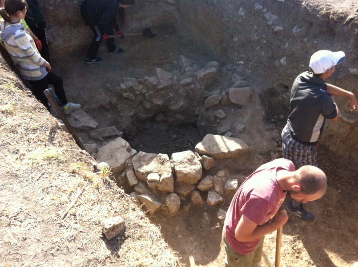 Студенти ЧНУ розкопали у Хотинській фортеці колодязь часів Османської імперії