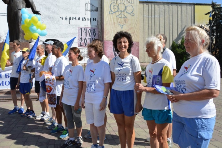 Учасники міжнародної естафети пробігли з факелом вулицями Чернівців