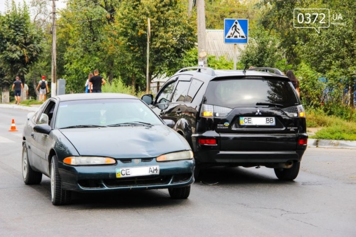 Поблизу вулиці Фастівської чернівчанка потрапила в аварію за участі двох автомобілів