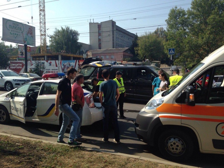 Дві автівки не розминулися на перехресті Героїв Майдану і Рівненської