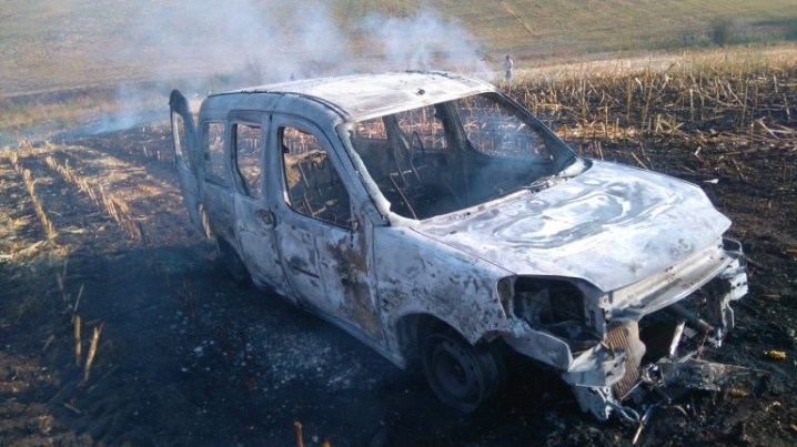На Кіцманьщині посеред поля ущент згоріло авто