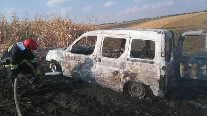 На Кіцманьщині посеред поля ущент згоріло авто