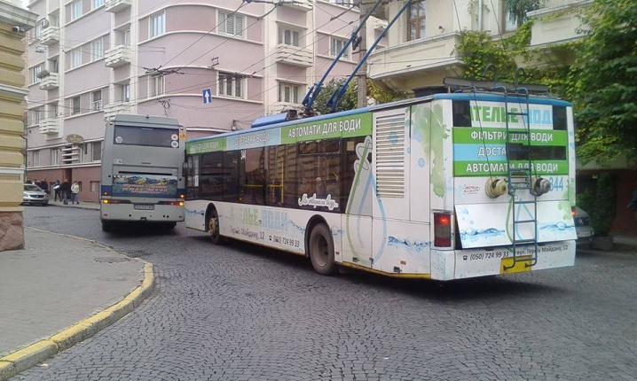 На Університетській зіштовхнулись тролейбус та туристичний автобус