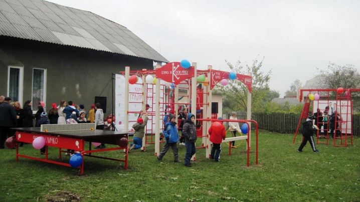 Село на Глибоччині отримало спортивний майданчик від братів Кличків
