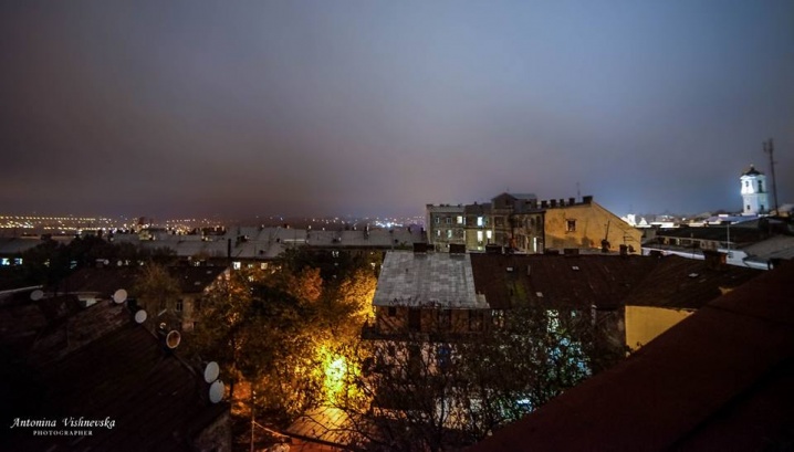 Неймовірні фото нічного міста з даху кінотеатру «Чернівці»