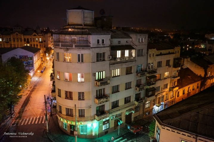 Неймовірні фото нічного міста з даху кінотеатру «Чернівці»