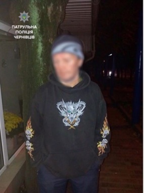 На Героїв Майдану чоловік намагався пограбувати магазин