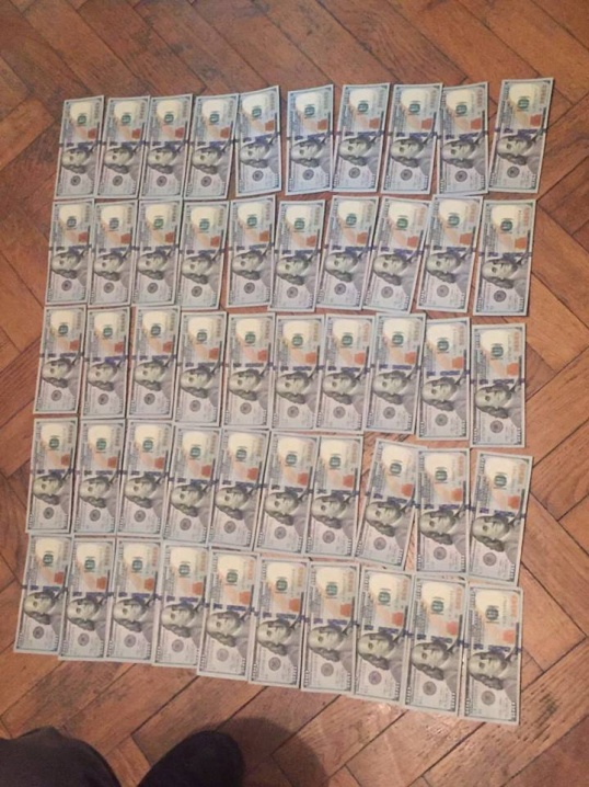 Керівник УВБ поліції Буковини «погорів» на хабарі в 11 тисяч доларів