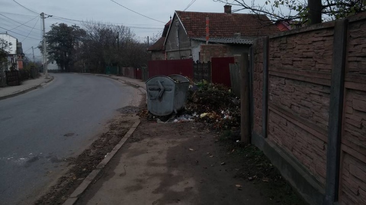 Тротуари на вулиці Винниченка завалені сміттям