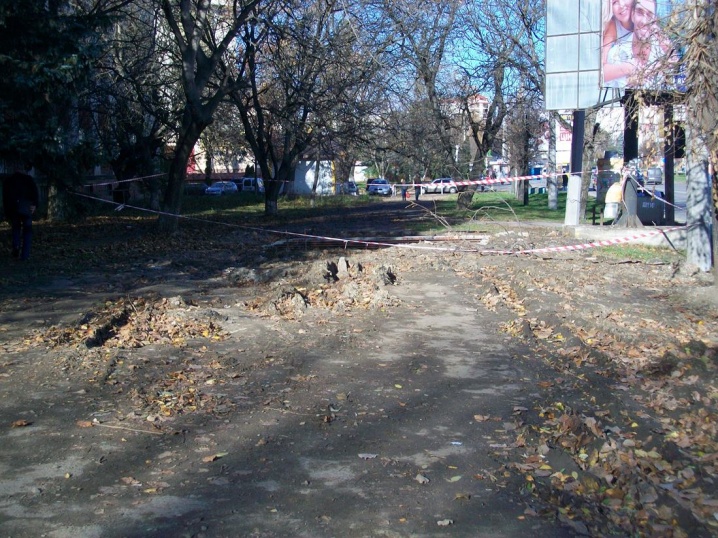 На Героїв Майдану тепловики влаштували на тротуарі «пастку»