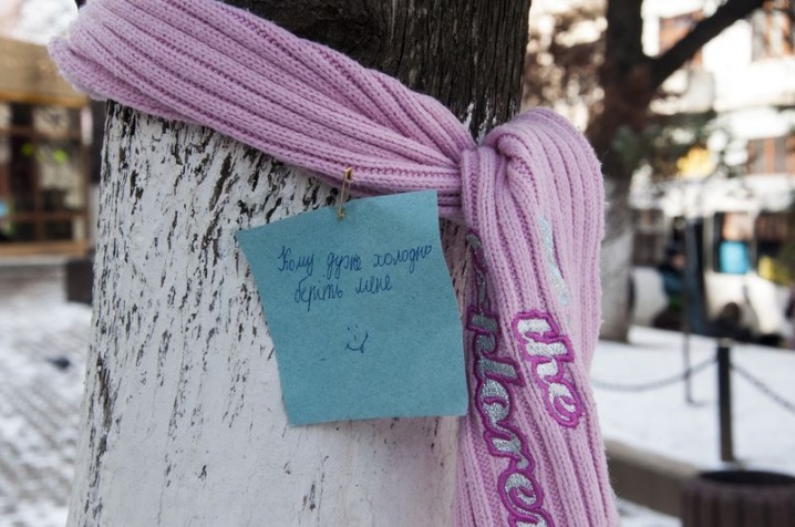 Чернівчани зав’язали шарфики на деревах