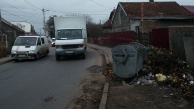 Тротуари на вулиці Винниченка завалені сміттям