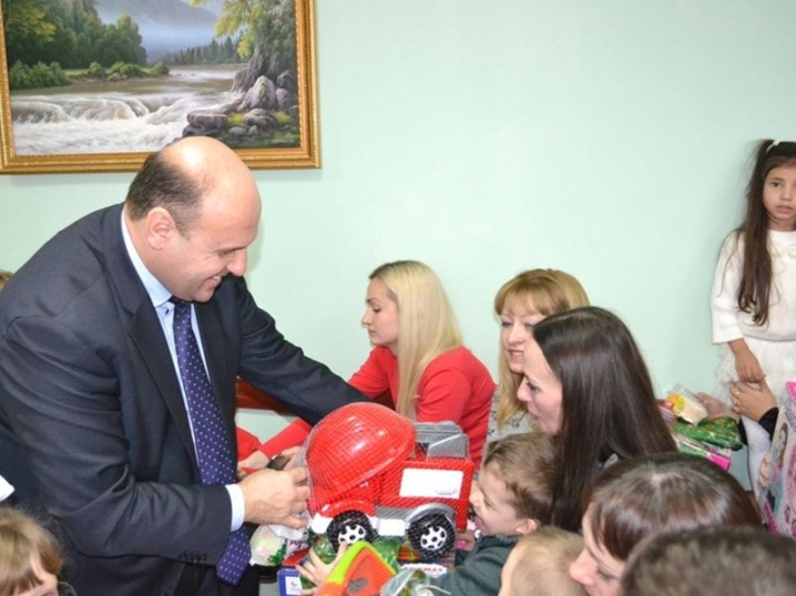 Іван Мунтян передав подарунки діткам з особливими потребами