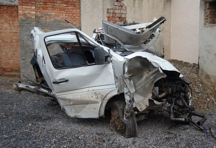 На Новоселиччині авто на великій швидкості влетіло у дерево – водій у лікарні