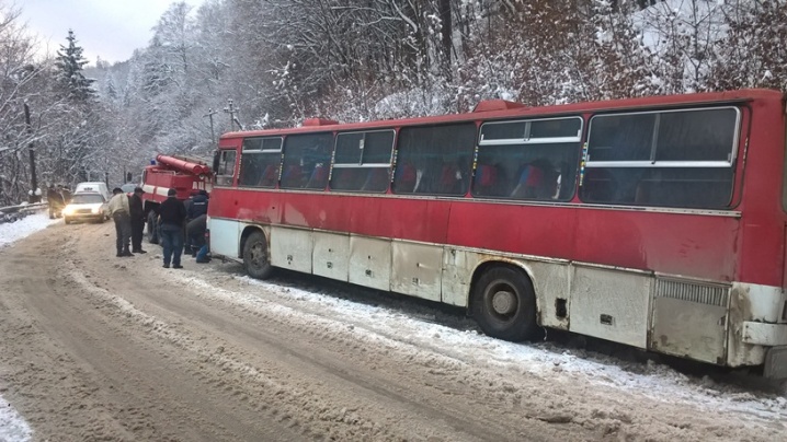 Автобус «Чернівці-Ужгород» із 38 пасажирами заїхав у кювет