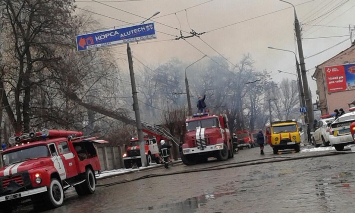 Покинутий завод у Чернівцях підпалили безхатьки