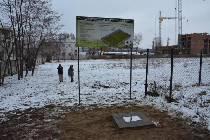 На місці будівництва сучасного стадіону у Чернівцях заклали часову капсулу