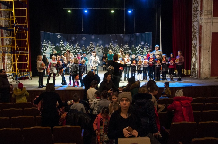 Волонтери влаштували святковий концерт для дітей учасників АТО