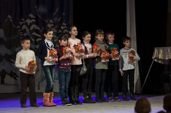 Волонтери влаштували святковий концерт для дітей учасників АТО