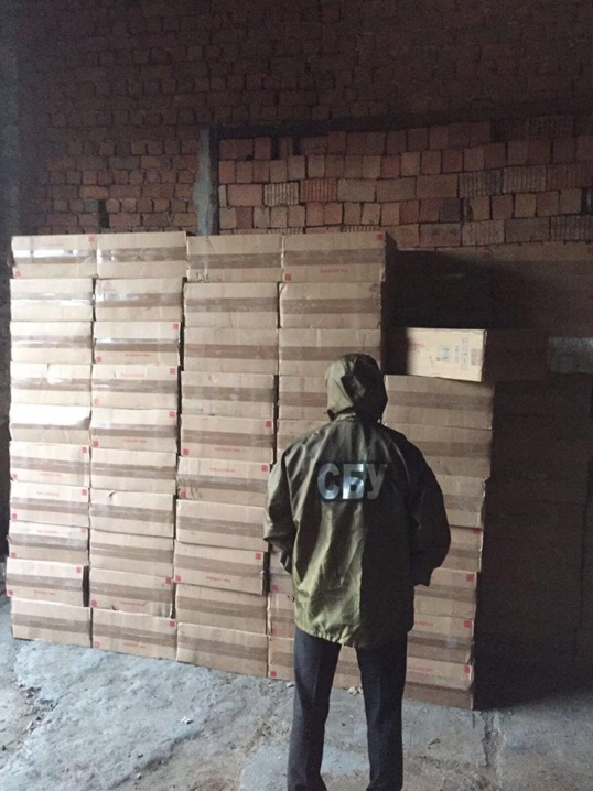 У будинку мешканця Путильщини виявили 28 тисяч пачок цигарок