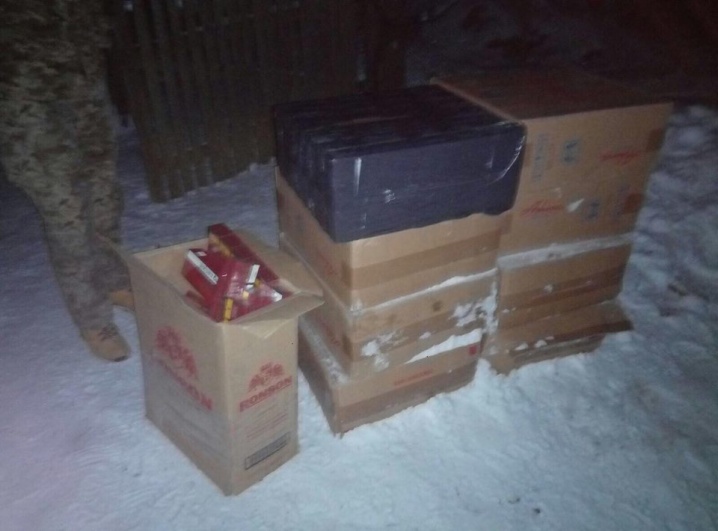 У будинку мешканця Путильщини виявили 28 тисяч пачок цигарок