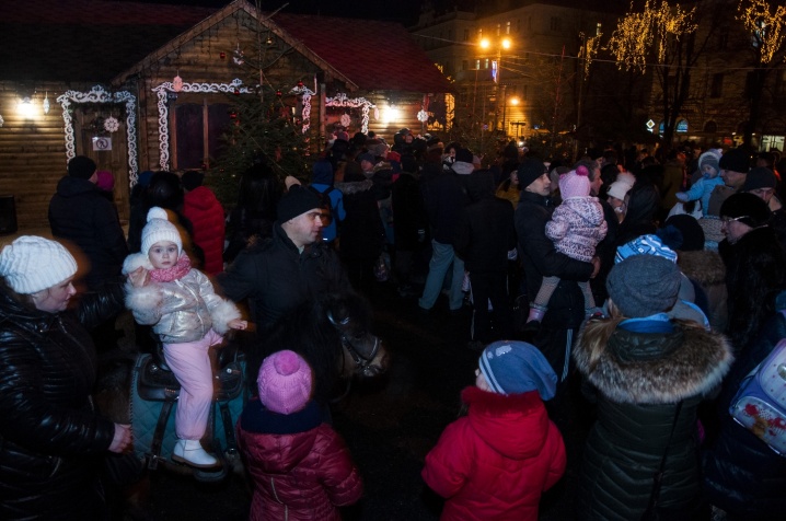 Центральна ялинка Чернівців святково засяяла новорічними вогнями на Соборній площі