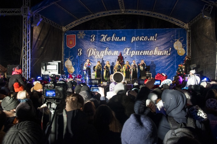 Центральна ялинка Чернівців святково засяяла новорічними вогнями на Соборній площі