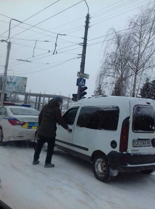На Героїв Майдану легковик врізався у машину патрульних