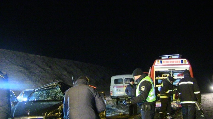 Рятувальники дістали тіла 4 загиблих внаслідок ДТП з понівеченого авто