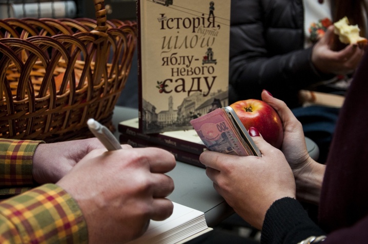 Максим Дупешко пригощав читачів яблуками