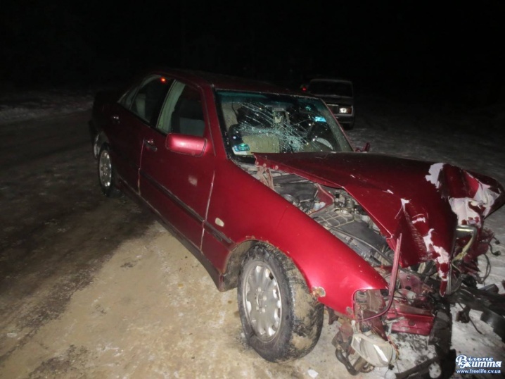 ДТП на Кіцманщині – водій врізався у стовп та вилетів з машини