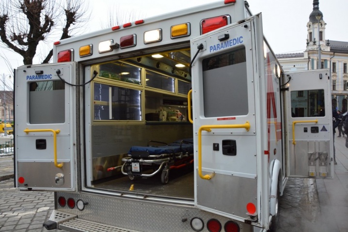 Канада подарувала чернівецькій лікарні автомобіль швидкої медичної допомоги