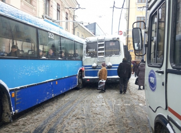 Через снігопад у центрі Чернівців зіштовхнулись два тролейбуси