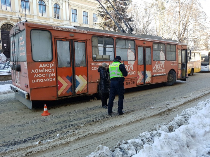 У Чернівцях зіткнулися маршрутка та тролейбус