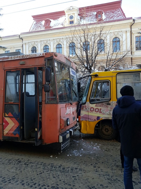 У Чернівцях зіткнулися маршрутка та тролейбус