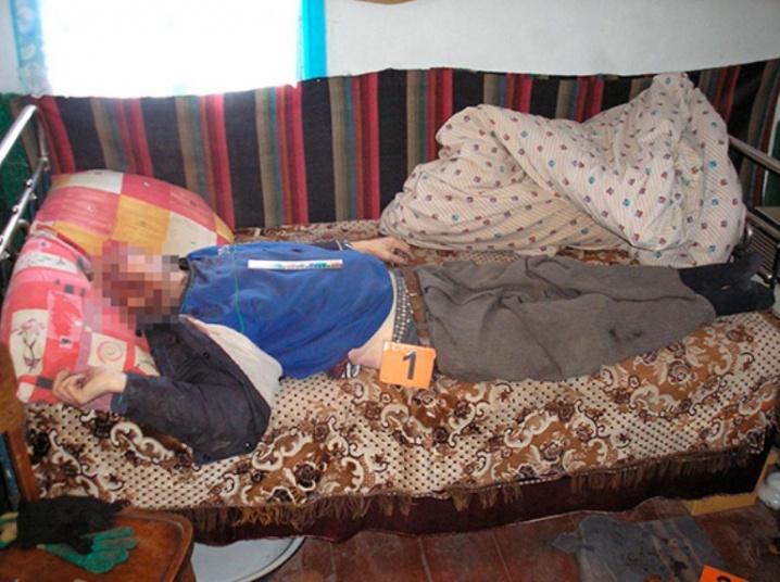 На Сокирянщині чоловік знайшов брата зарізаним у ліжку