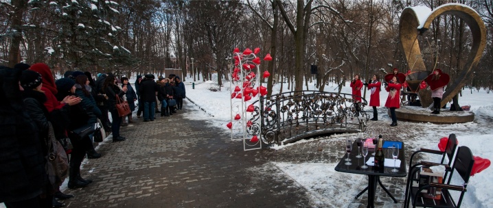 У парку Шевченка закоханим роздавали подарунки