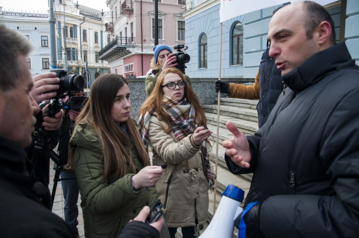 У Чернівцях кілька активістів протестували проти «якихось тунелів»