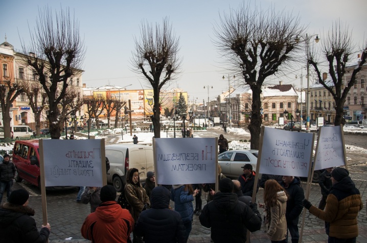 У Чернівцях кілька активістів протестували проти «якихось тунелів»