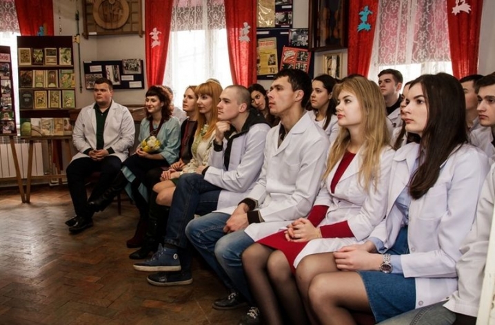 До дня народження Володимира Івасюка студенти-медики влаштували мистецький перформанс