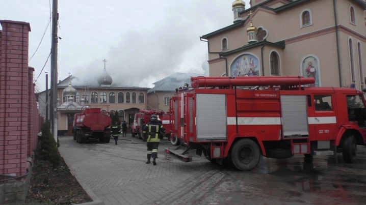 Рятувальники загасили пожежу у чоловічому монастирі на Буковині
