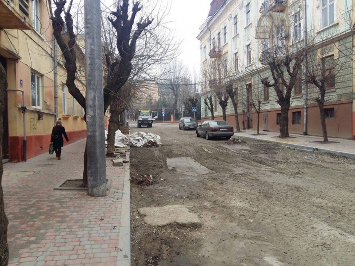 Вулицю Богдана Хмельницького взялися прибирати після візиту Саакашвілі