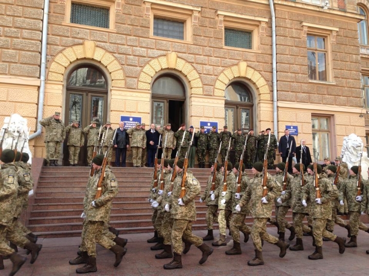 У Чернівцях начальника штабу Збройних Сил України зустрічають маршем військових і оркестром