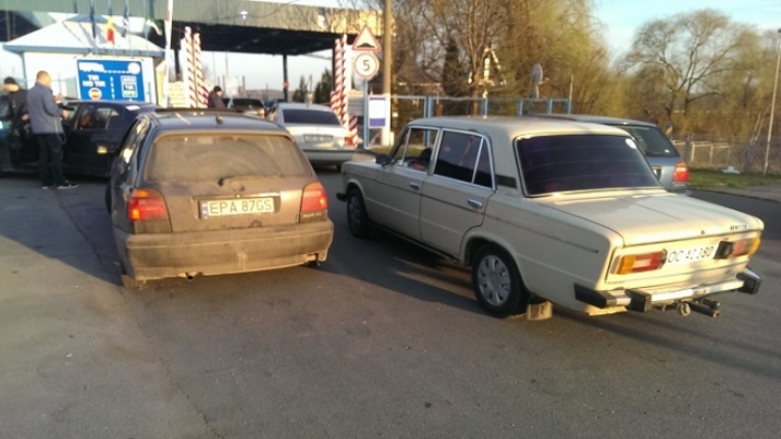 Власники автівок з іноземною реєстрацією протестували у пункті пропуску «Сокиряни»