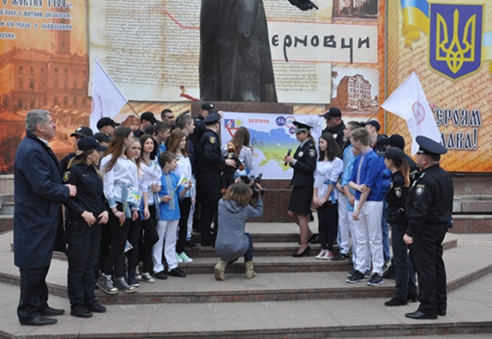 Більше 350 юних буковинців долучилися до Всеукраїнського флешмобу